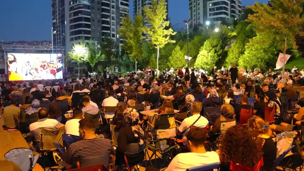 Ankara Keçiören'de açık hava sinema keyfi