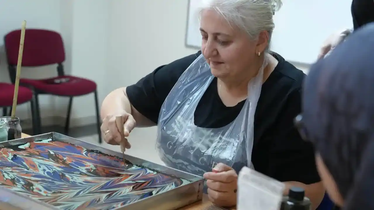 Ankara Keçiören’de şehit yakınlarına ebru sanatı workshopu
