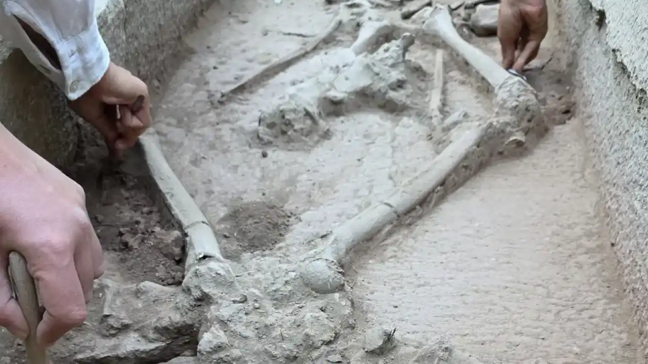 Aspendos’ta 2 bin 400 yıllık gizem... Güreşçi mezarı ortaya çıktı