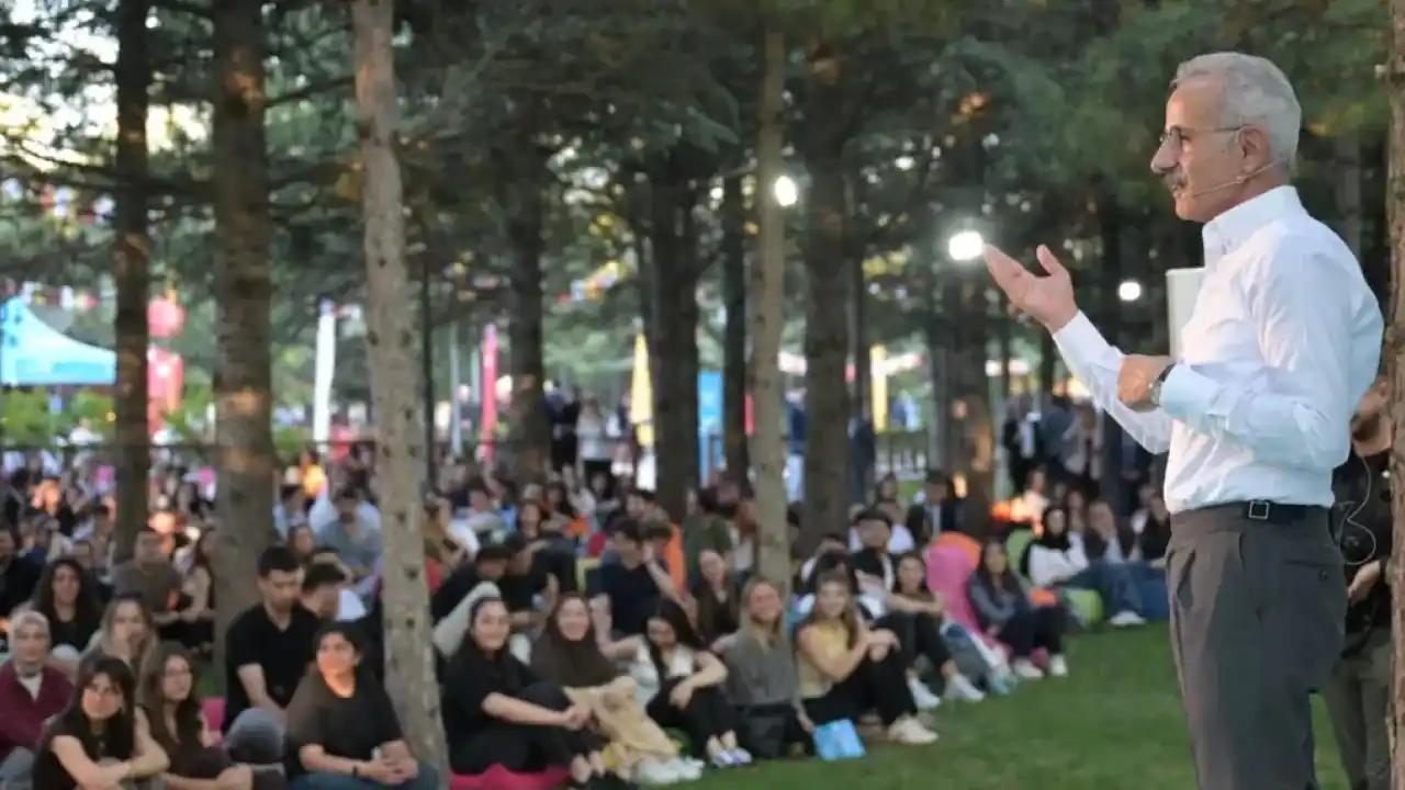 Bakan Uraloğlu kariyer buluşmasında gençlerle buluştu