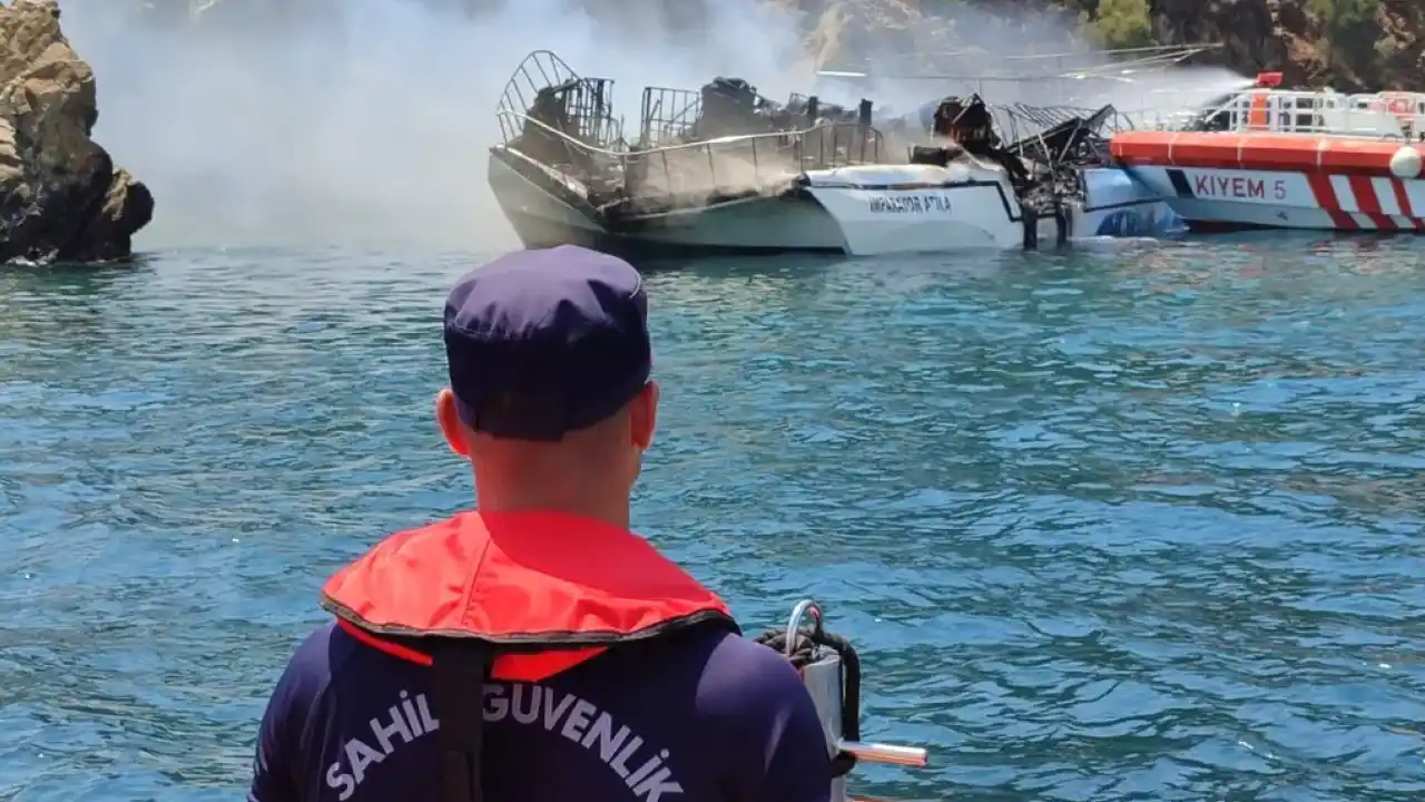 Fethiye'de gezinti teknesinde yangın! 115 kişi tahliye edildi
