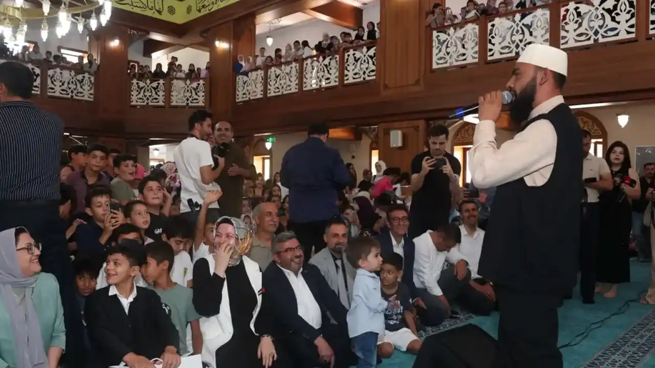 Gaziantep'te Celal Karatüre ilahileri çocuklarla söyledi