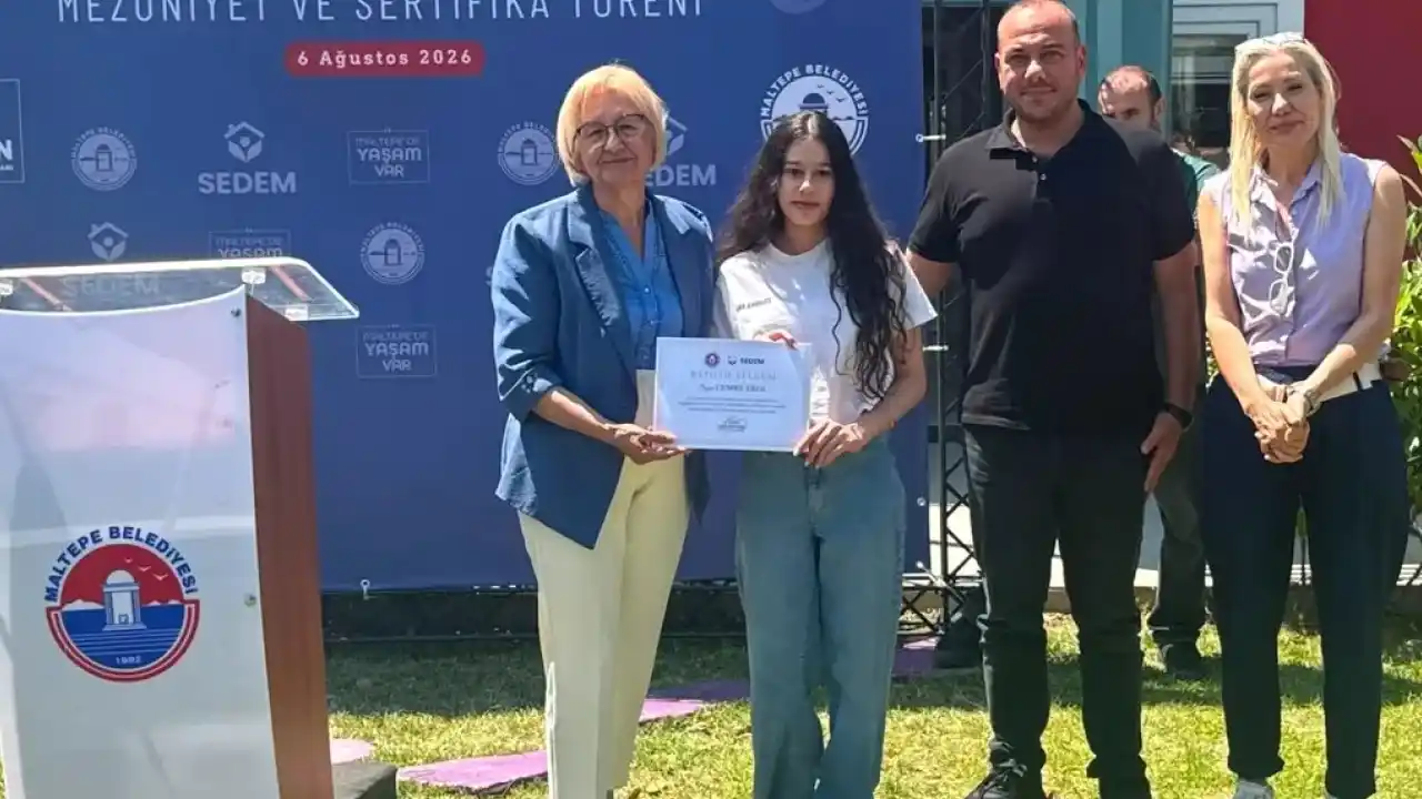 İstanbul Maltepe'de 'İçimdeki Sahne Atölyesi' katılımcıları belgelerini aldı
