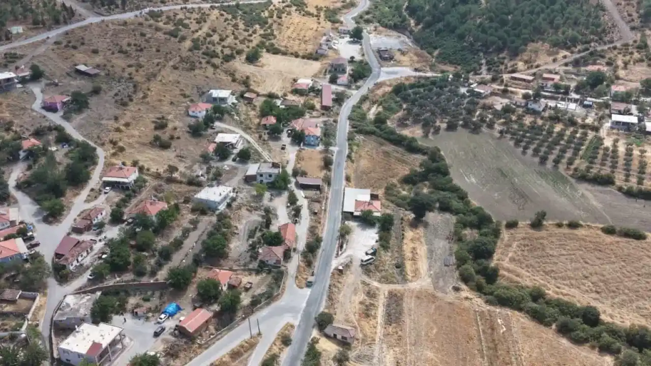 İzmir Kınık’ta 5 mahalleyi bağlayan yollar yenilendi