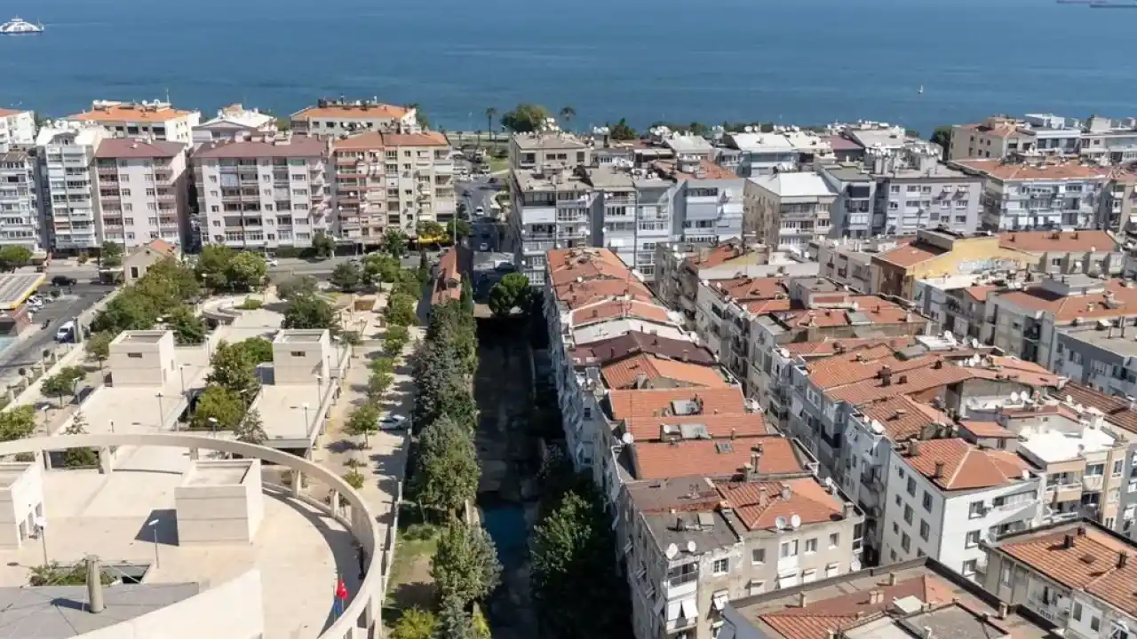 İzmir Körfezi'ne açılan Poligon Deresi’nde dip temizliği