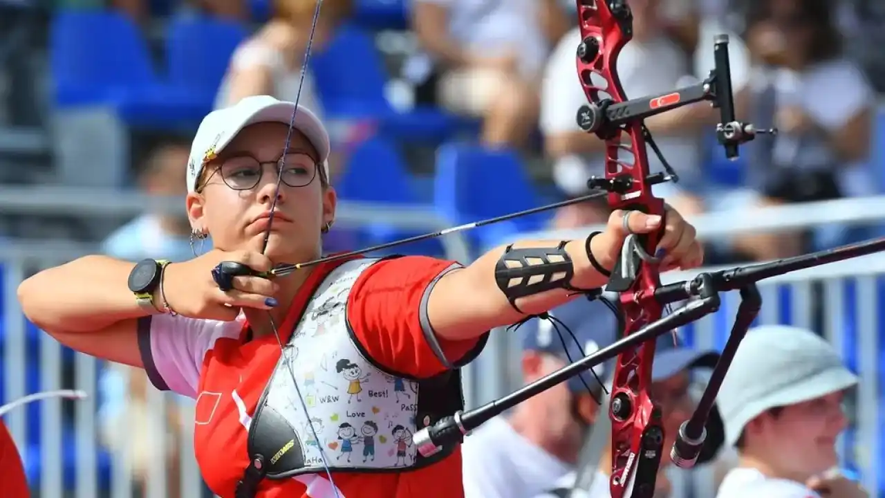 İzmirli milli okçu Akdeniz Oyunları’ndan iki madalyayla döndü