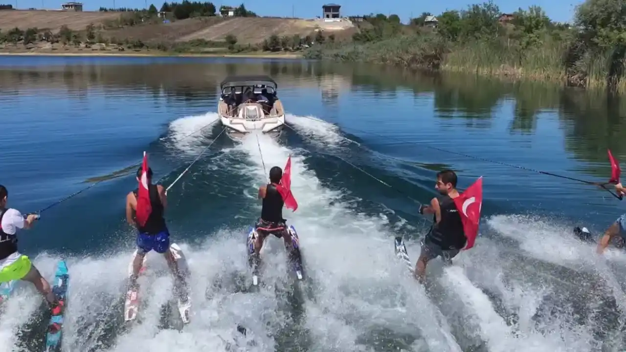 Kocaeli'de suda akrobasi şovu nefesleri kesti