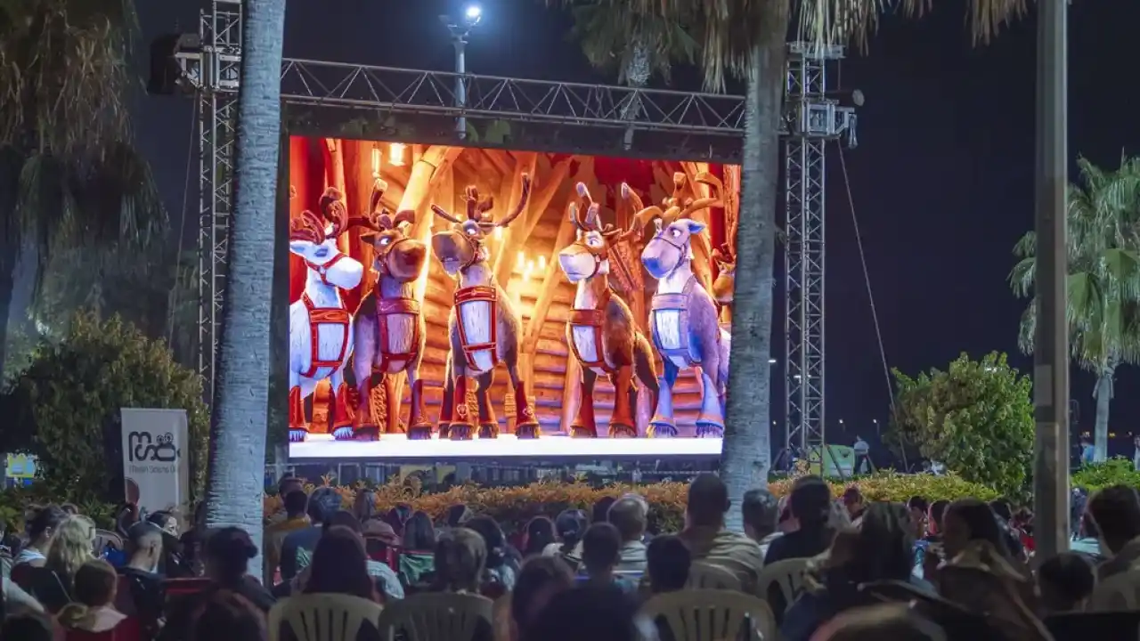 Mersin’de çocuklar açık havada sinema keyfi yaşadı