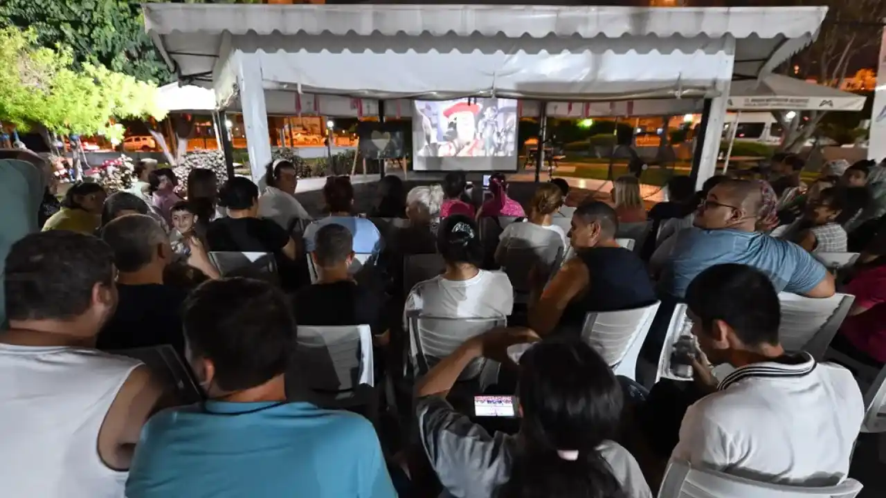 Mersin’de Engelsiz Yaşam Parkı’nda açık hava sinema keyfi