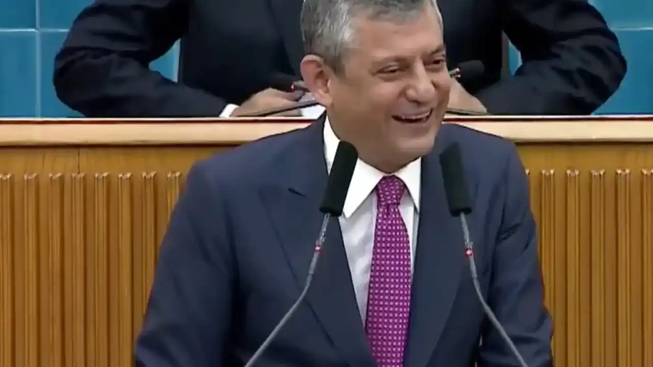 Özgür Özel'in dili sürçtü! İlk günün günahı olmaz