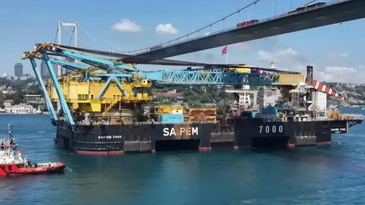 Saipem 7000 Boğazlar'dan güvenle geçti