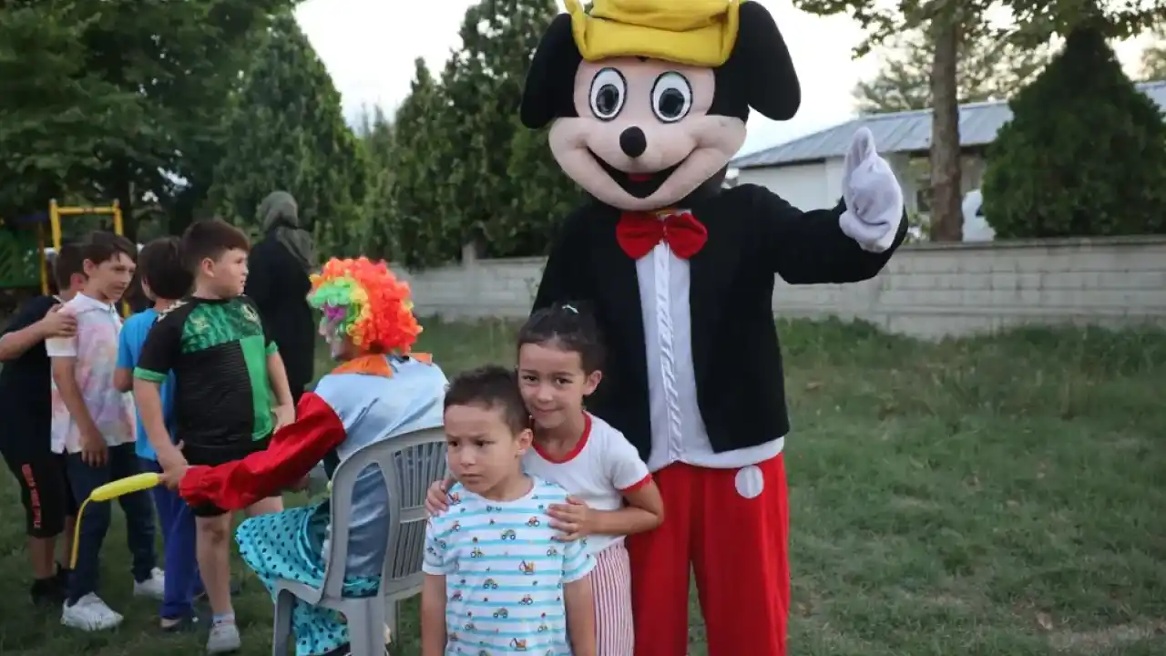 Sakarya'da 'Mutluluk Tırı' mahalle mahalle geziyor