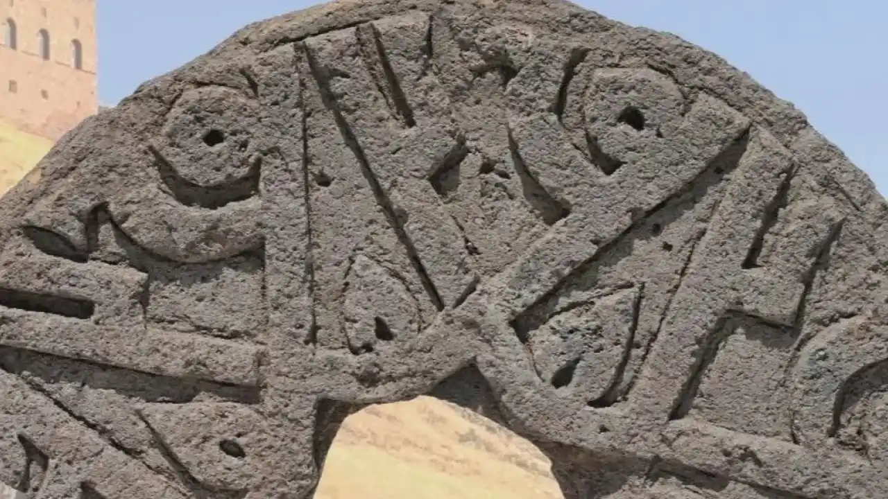 Selçuklu taşında 'Hz. Muhammed' ismi 6 kez yer aldı... Ani'de tarihi keşif!
