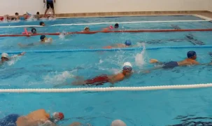 Antalya'da vatandaşlar eğitmenler eşliğinde yüzme öğreniyor