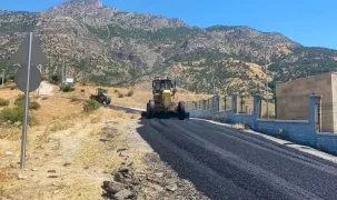Batman Sason'un köy yollarında yama çalışmaları sürüyor