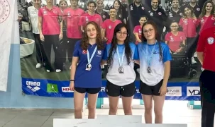 Eskişehirli üç yüzücü Avrupa’da Türkiye için kulaç atacak