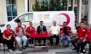 Hopa Kaymakamı Karakaya’dan kan bağışı aracına ziyaret