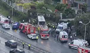 İETT otobüsü duvara çarptı! 2 ölü, 16 yaralı!