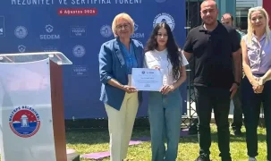 İstanbul Maltepe'de ''İçimdeki Sahne Atölyesi'' katılımcıları belgelerini aldı