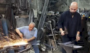 İzmir Kemeraltı’nın son ustaları direniyor... Çekiç sesleriyle yaşayan miras