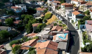İzmir Narlıdere’de asfalt seferberliği sürüyor