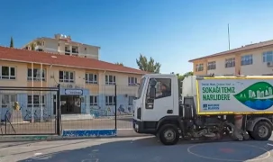 İzmir Narlıdere'de okul bahçelerine temizlik