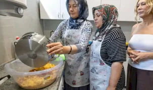 İzmir’de Dayanışma Mutfağı anneleri bir araya getiriyor