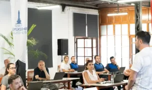 İzmir'de esnaf temsilcilerine yapay zekâ eğitimi