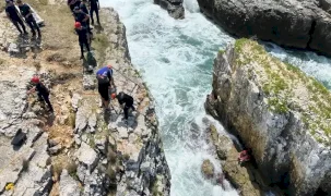 Kocaeli'de kayalıklarda mahsur kaldı, imdadına Büyükşehir İtfaiyesi yetişti