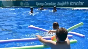 Manisa’da çocuklar hem serinleyecek hem yüzme öğrenecek