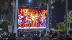 Mersin’de çocuklar açık havada sinema keyfi yaşadı