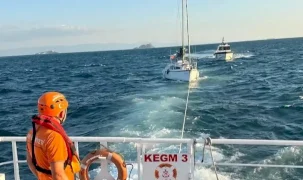 Moda açıklarında sürüklenen tekne kurtarıldı