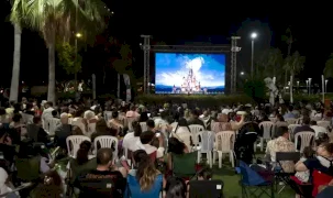 Yukarı Bak filmiyle sahilde sinema keyfi