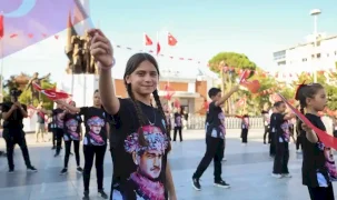 Zafer Bayramı Manisalı çocukların neşesiyle kutlandı