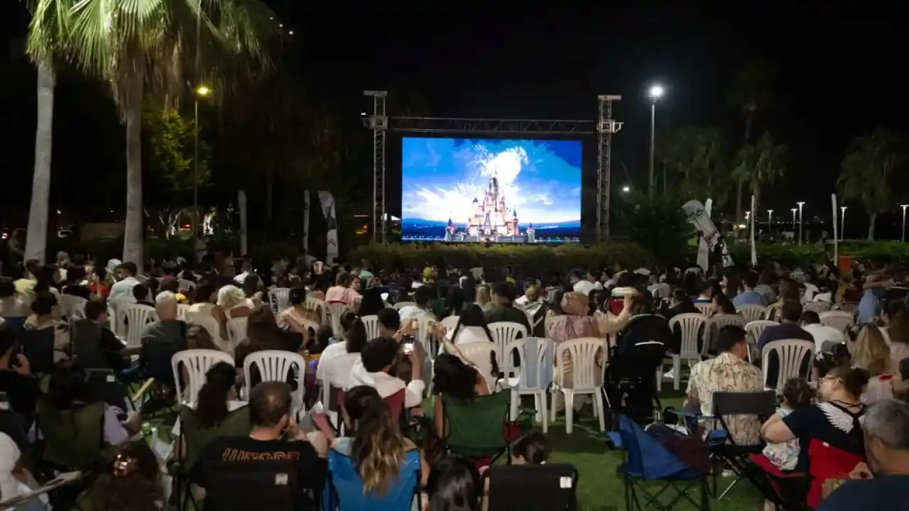 Yukarı Bak filmiyle sahilde sinema keyfi