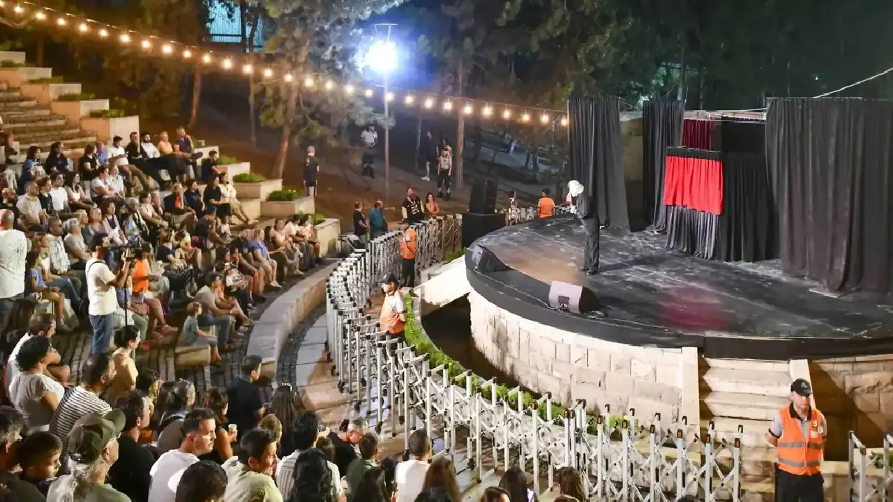 Ankara’da Seğmenler Parkı Tiyatro Dalgasıyla Çalkalanıyor