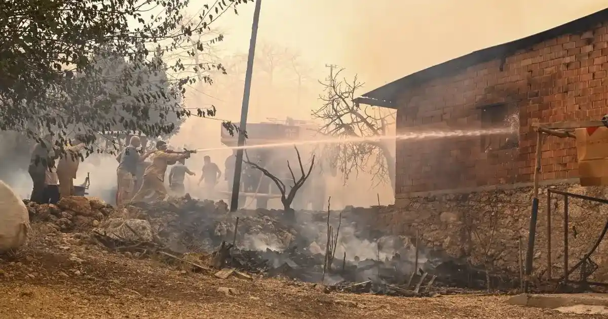Antalya Aksu’daki yangın için bini aşkın personel görevde