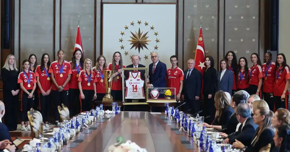 Cumhurbaşkanı Erdoğan, şampiyon voleybolcuları kabul etti