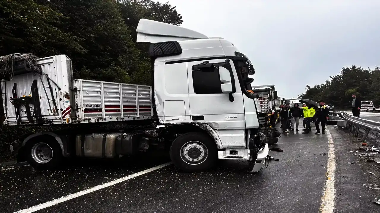 Düzce Akçakoca'da tır kazası ucuz atlatıldı