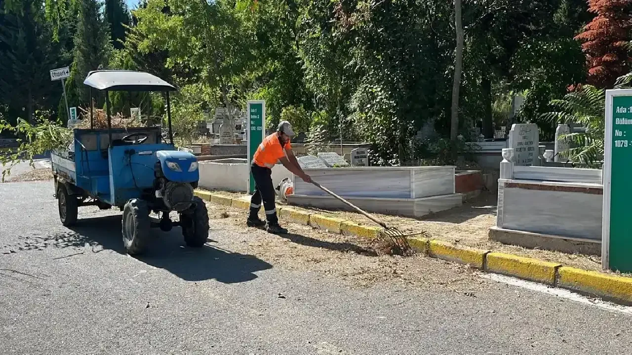 Gebze’de mezarlıklara titiz bakım