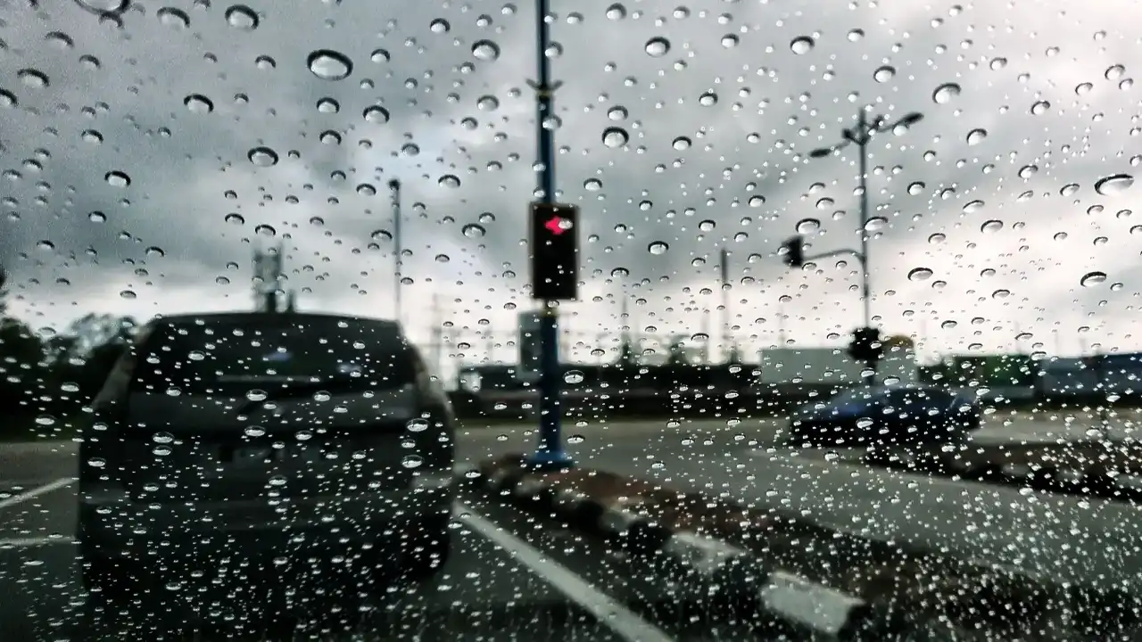 İstanbul'da sıcaklıklar düşüyor ve sağanak bekleniyor
