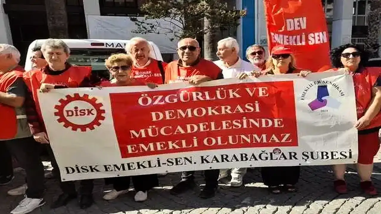 İzmir'de emeklilerden dikkat çeken geçim eylemi