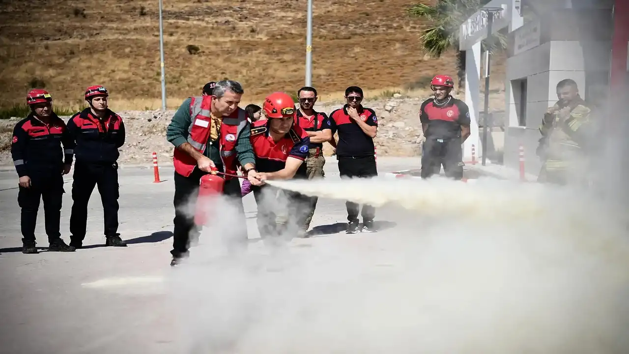İzmir'deki hastanede gerçeği aratmayan itfaiye tatbikatı