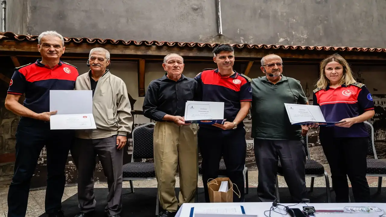 İzmir itfaiyesinde deneyimli isimler gençlerle buluştu
