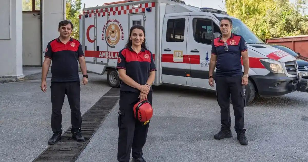 İzmir'de ihbara giden yangın ekibi yeni bir hayatın ilk anlarına tanıklık etti