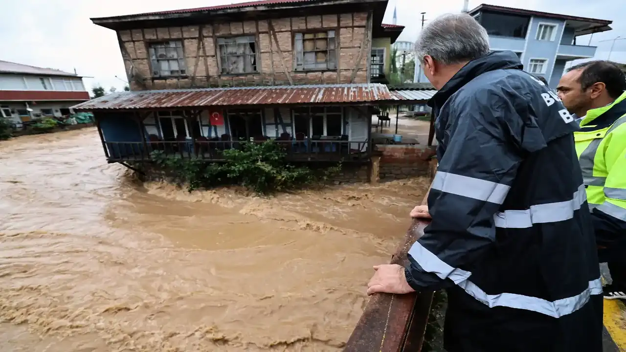 Karasu'da sel felaketi: Başkan Alemdar incelemelerde bulundu
