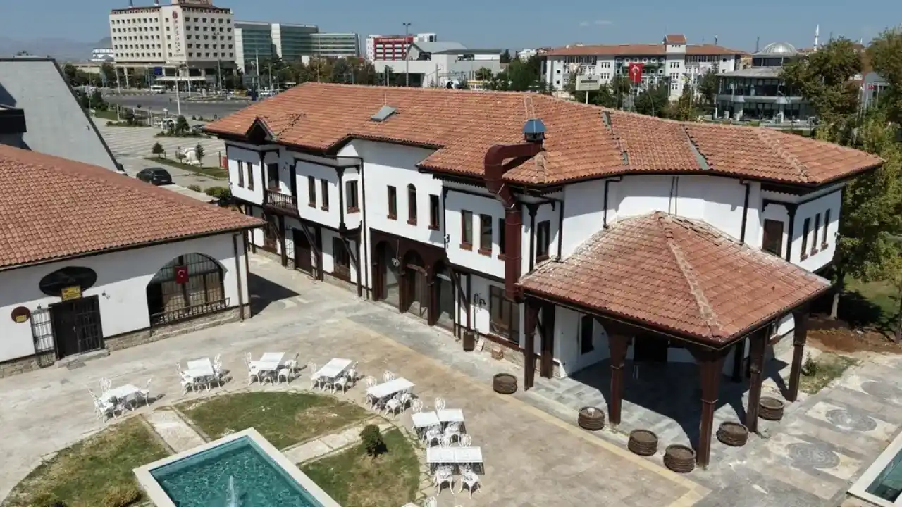 Malatya’da kerpiç evler “Bi’Mekan” olarak yeniden hayat buluyor