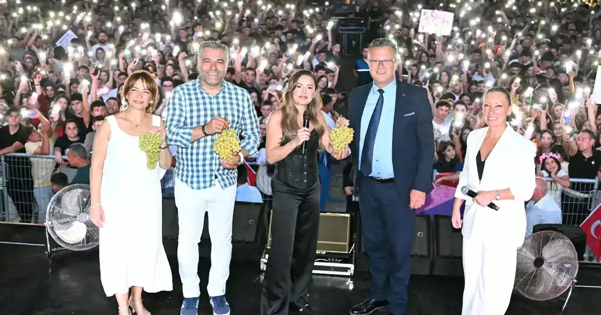 Manisa'da Alaşehir’in kurtuluşunda Merve Özbey coşkusu