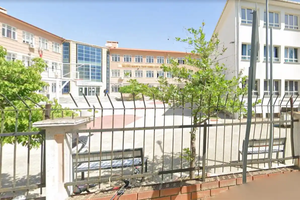 Manisa'da liseye silahlı saldırı! Yaralılar var, saldırgan gözaltına alındı