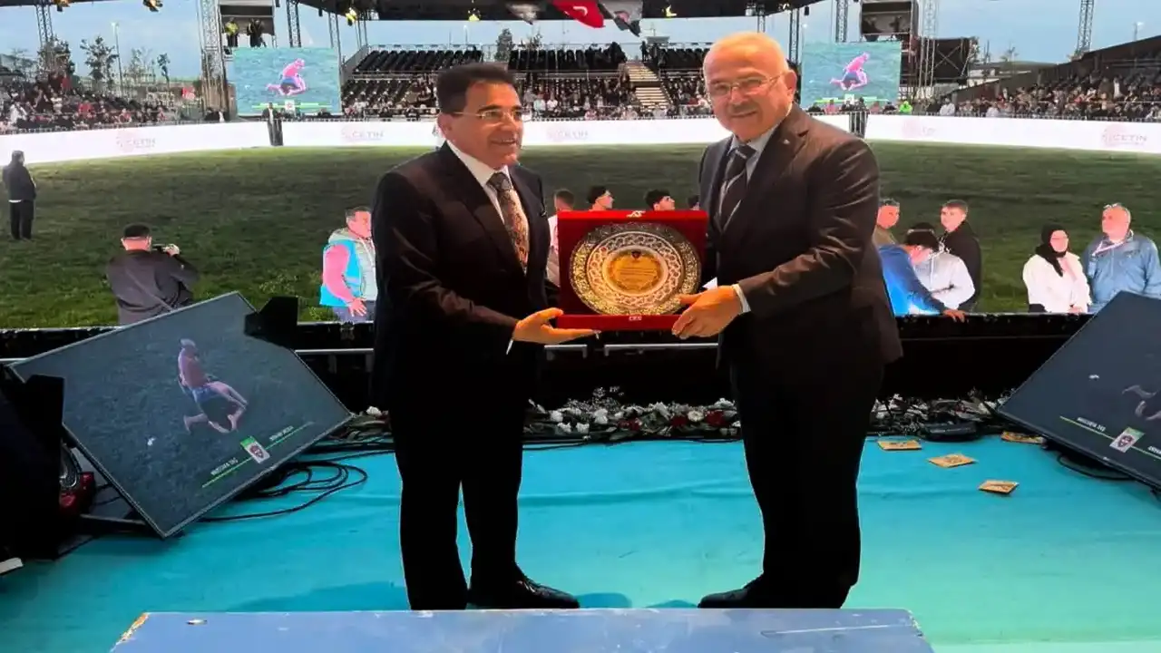 Ordu'da yağlı güreş sporuna anlamlı plaket